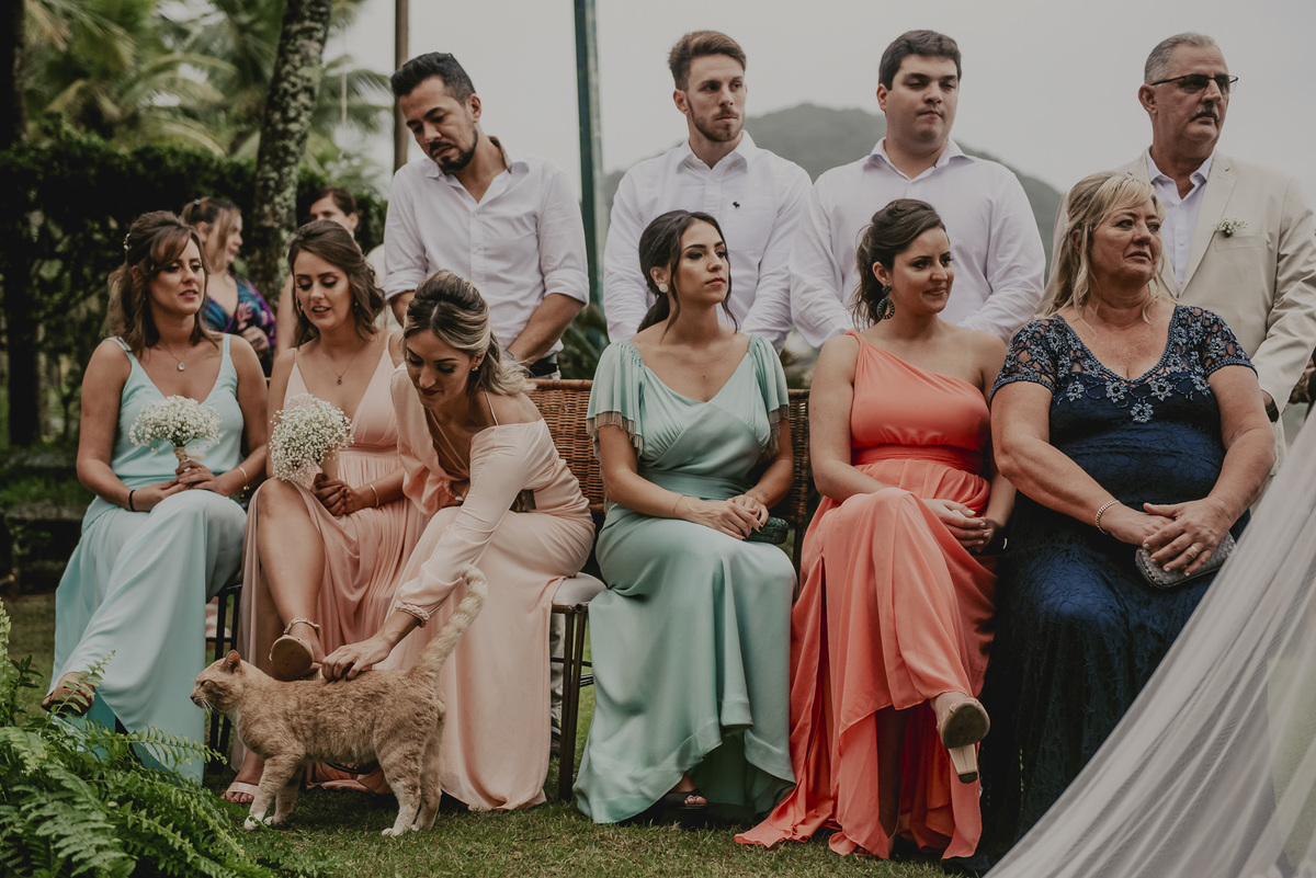 as madrinhas todas em tons pastéis que é a cor dos casamentos de 2020 muito emocionadas com essa linda cerimônia frente ao mar do casamento lugar para casar na praia em sp
