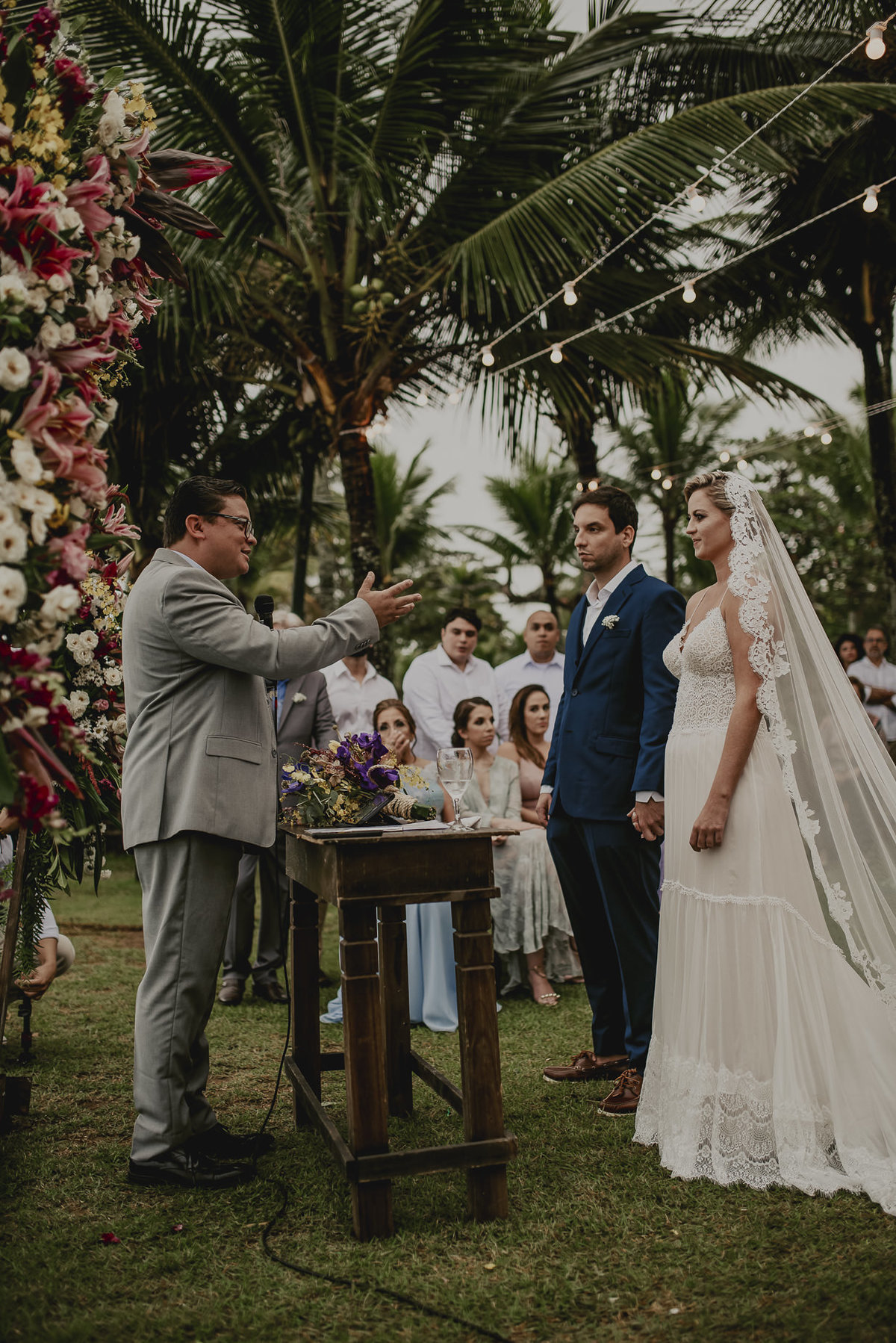 um belo lugar para casar na praia em sp no litoral de sp os noivos se emocionaram com a cerimonia de casamento com a fotografia de casamento sp