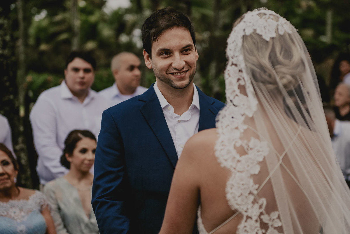 o olhar do casal apaixonado que se casou na praia com pé na areia e fotografados pelo fotografo de casamento sp daniel okuyama