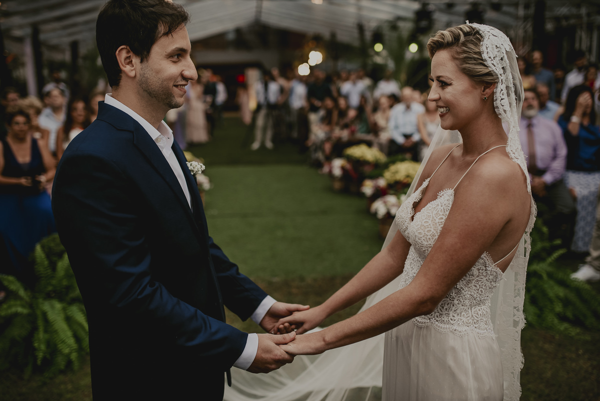 a linda troca de olhares do casal que acabou de se casar na praia 
