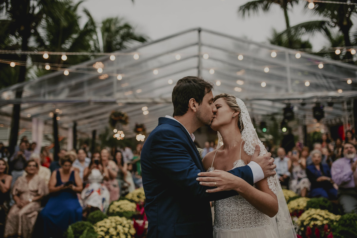 um dos momentos mais esperados em um casamento é o beijo dos noivos que foi lindamente registrado pelas lentes do incrível fotógrafo de casamento de sp daniel okuyama