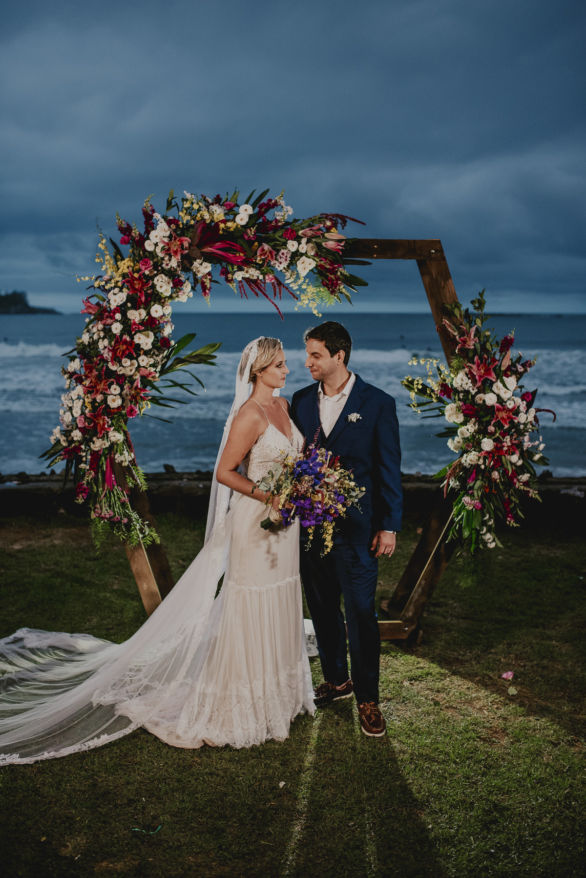 um lindo ensaio dos noivos na fotografia do casamento na praia com a noiva ansiosa e o lápis de noiva pelo fotografo de casamento mais premiado de sp daniel okuyama