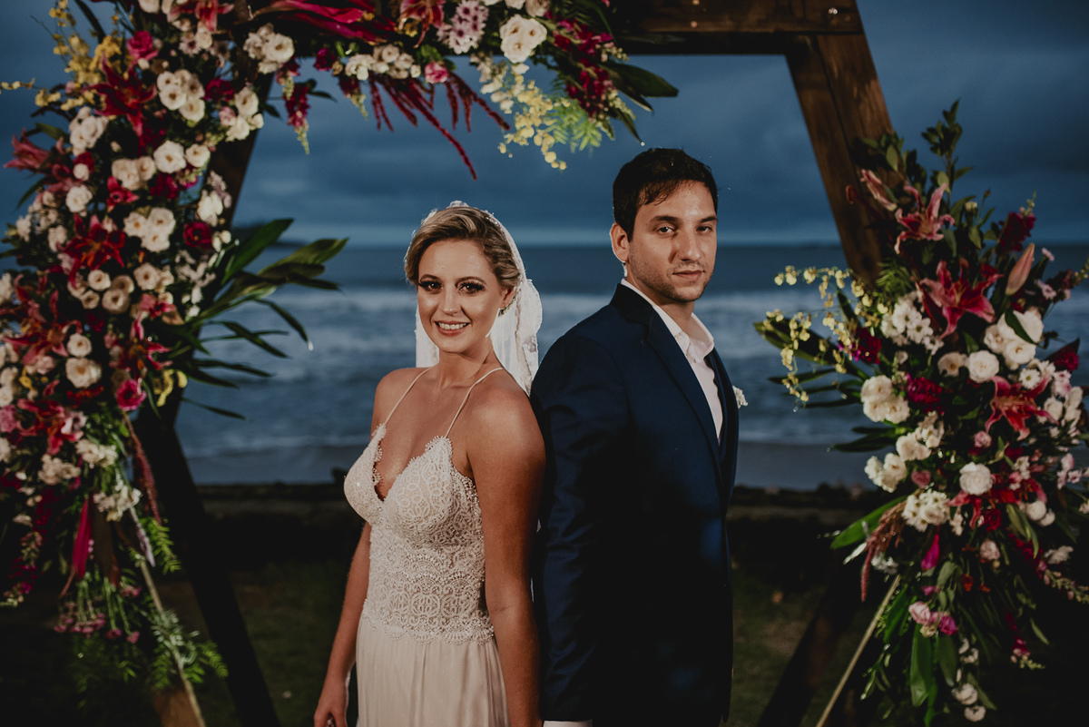 um lugar para casar na praia, com o pé na areia cheio de emoção e com uma paisagem incrível. no litoral de sp existe muitos lugares para casar na praia com fotos de daniel okuyama