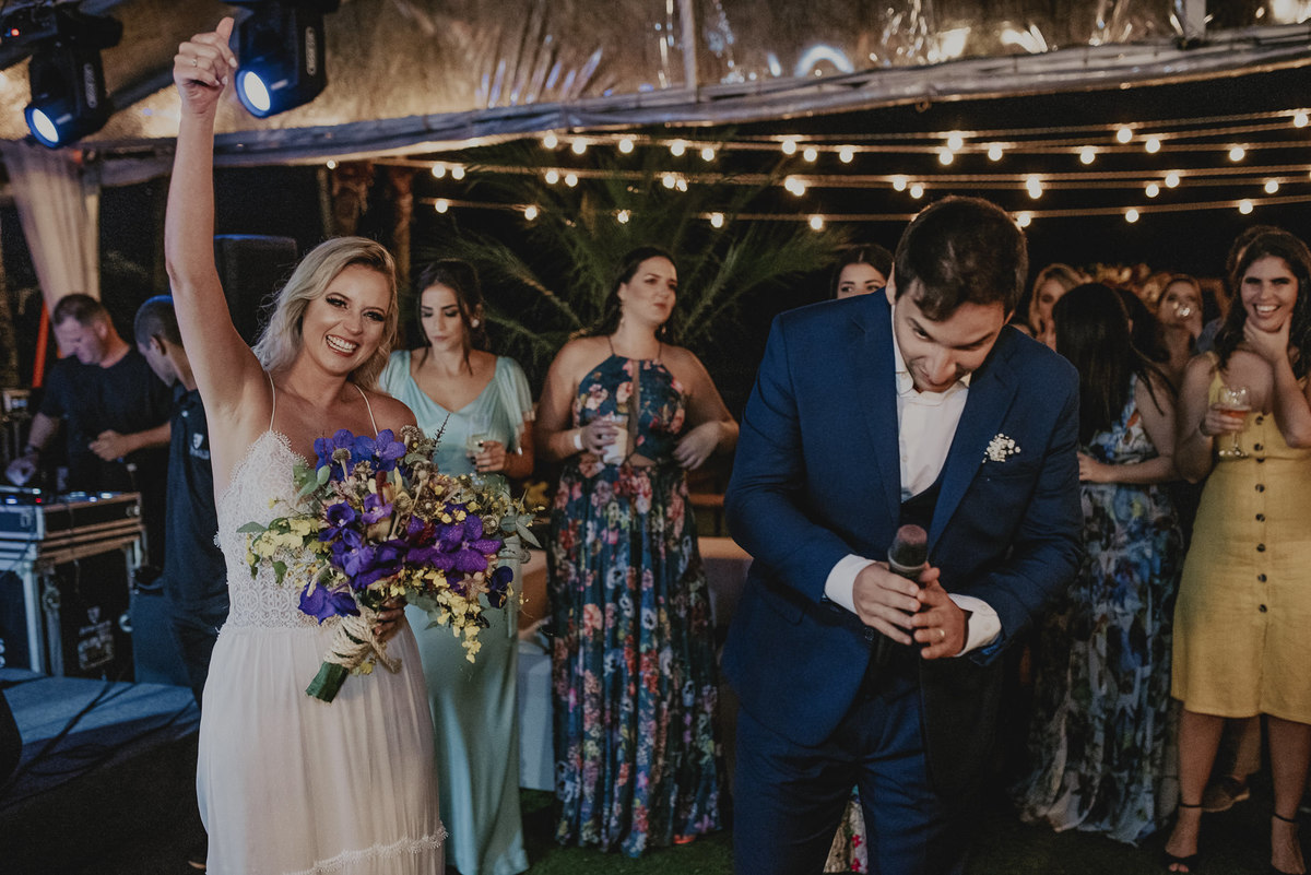 a noiva muda o penteado para a festa e o noivo fica muito feliz estourando champanhe durante o agradecimento tudo registrado pelo melhor fotografo de sp daniel okuyama