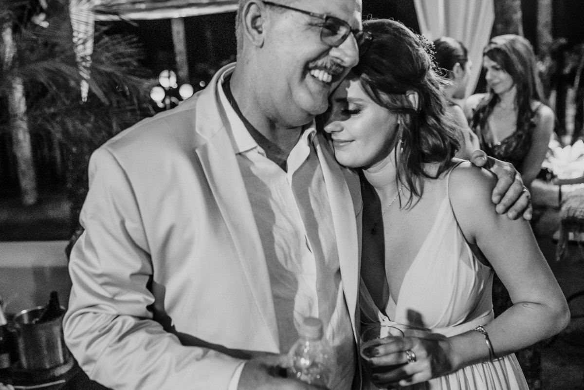 a fotografia de casamento pode sr diferente, transmitir carinho e amor com um simples abraço da noiva em seu pai, um momento lindamente registrado pelo fotografo de casamento