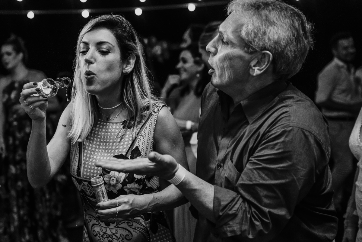 as bolinhas de sabão fazem sucesso em uma festa de casamento e também rendem ótimas fotos é ideal para casamentos na praia, com pé na areia olha esse momento