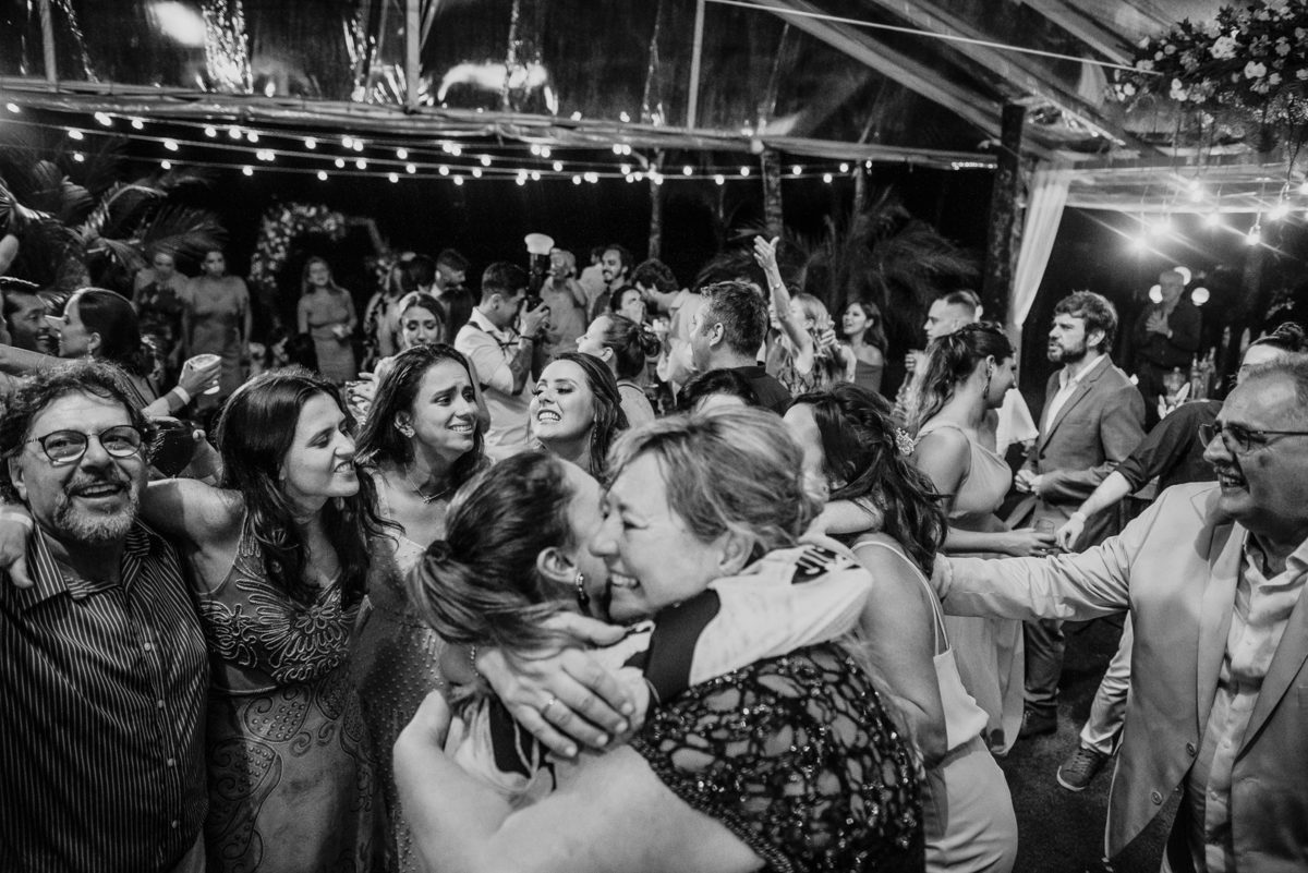 a pista de dança de um casamento na praia é sempre animada e divertida e quando toca uma musica marcante todos se abraçam com muito amor e carinho