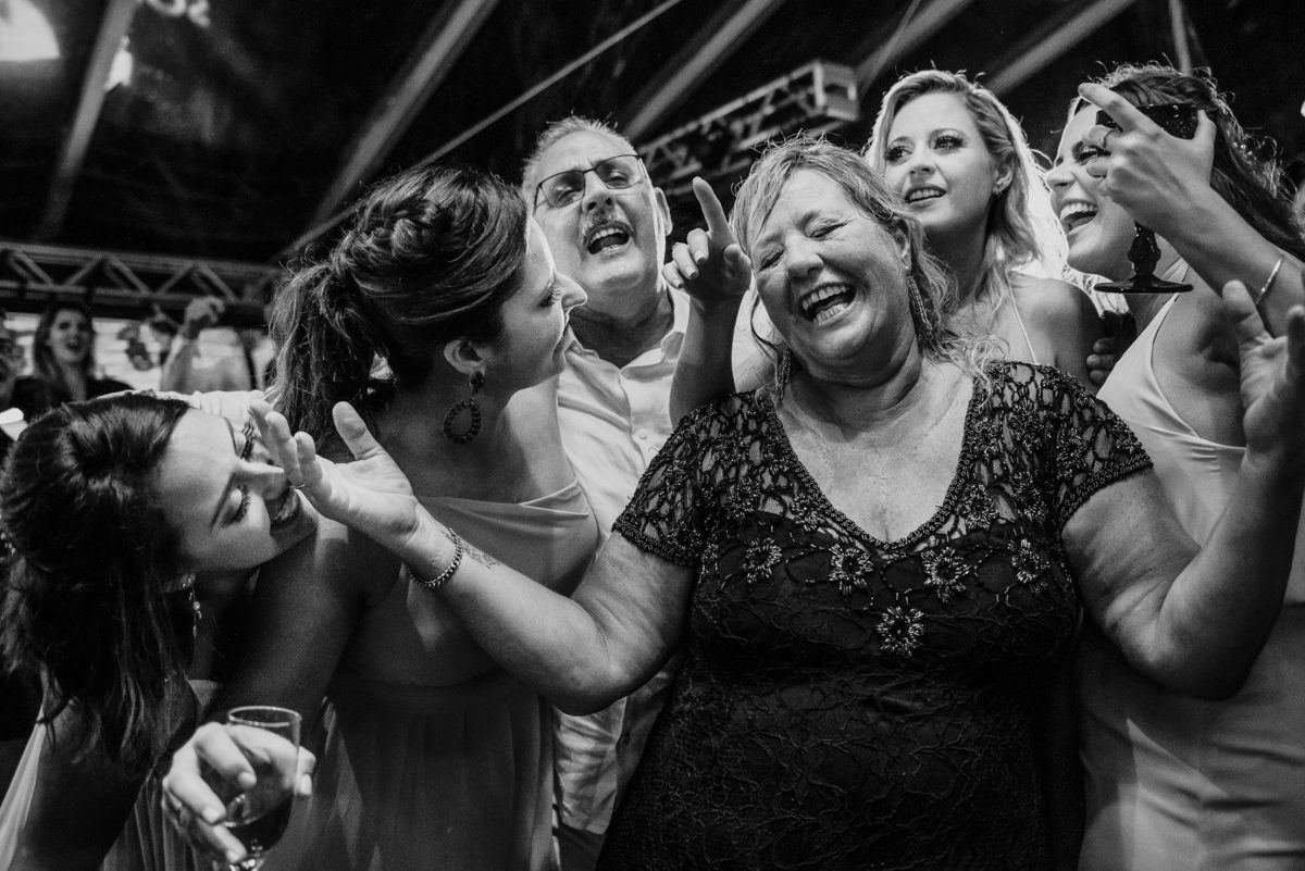 uma foto espetacular com a noiva e toda sua família, a mãe e suas irmas uma fotografia mais espontânea que traz verdade e personalidade do casal de noivos em particular da noiva