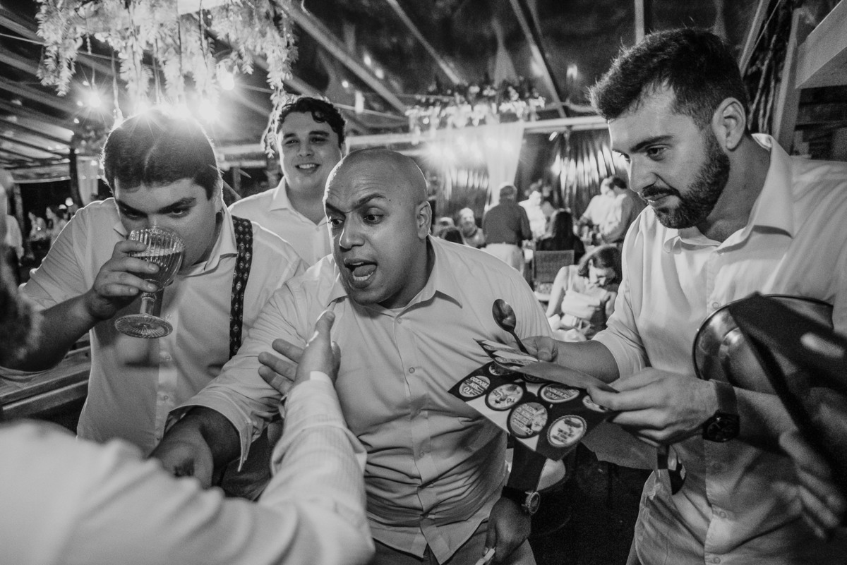 a hora da gravata é sempre um momento divertido, o noivo juntamente com seus padrinhos se divertem arrecadando uma boa grana para a lua de mel. esse momento traz as fotos incríveis do fotografo de sp 