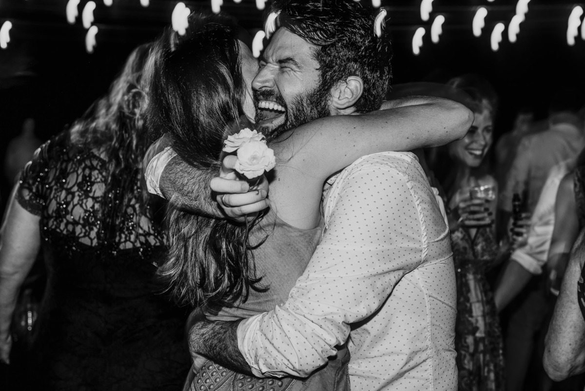 o grande abraço não poderia deixar de ser registrado, são esses momentos mais espontâneos que deixam cada casamento único seja ele na praia, na fazenda ou no campo