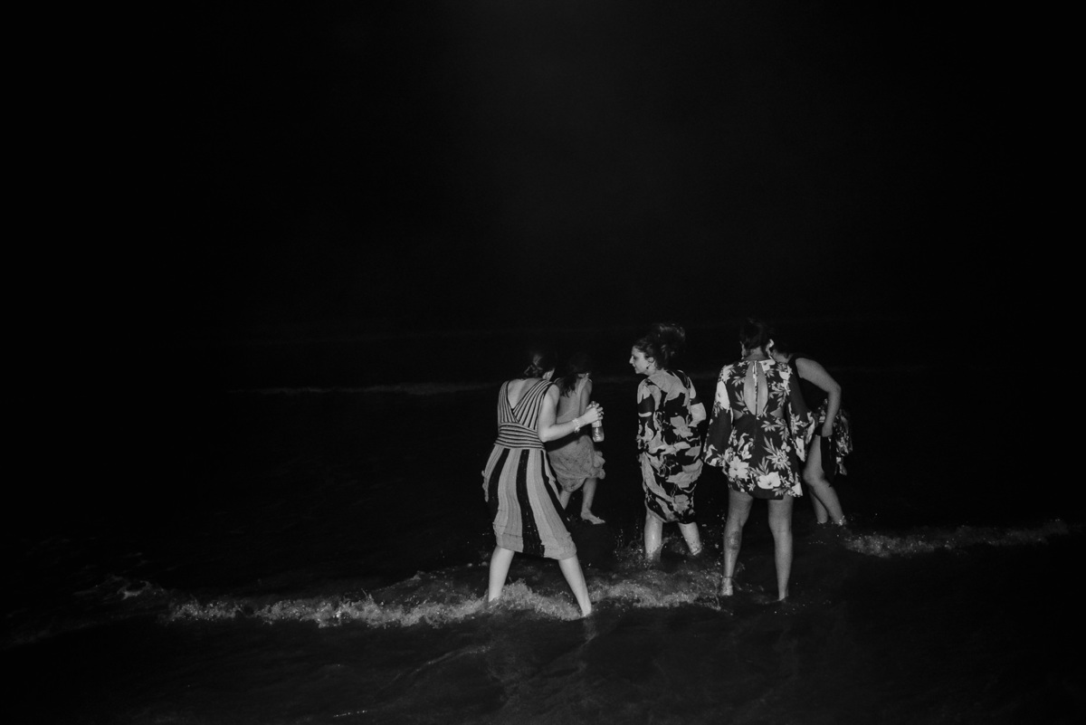 a fotografia de casamento sp onde cada casamento é único por isso gosto muito de foto documental, esse casamento não poderia terminar de maneira diferente senão os noivos e os convidados entrando no mar, ja que foi um casamento incrível na praia de sp 