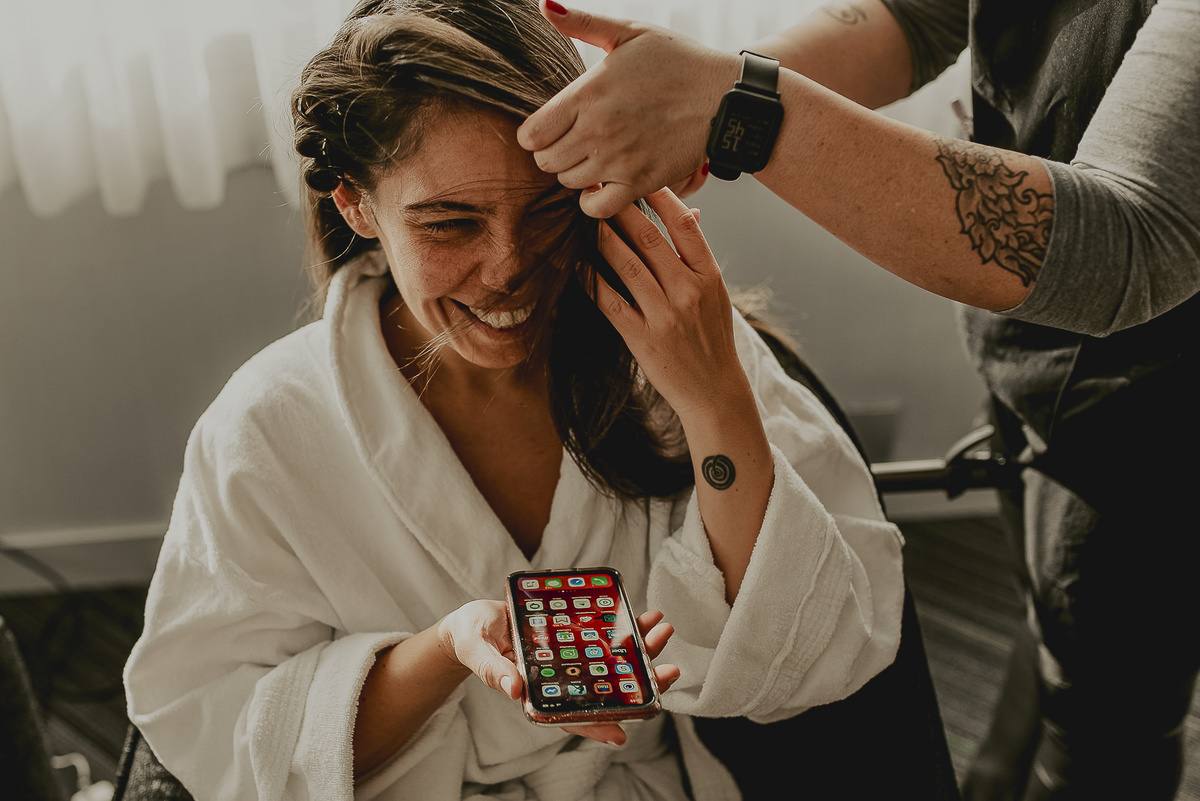 
a noiva Adriana com sua maquiadora durante o ensaio de making of