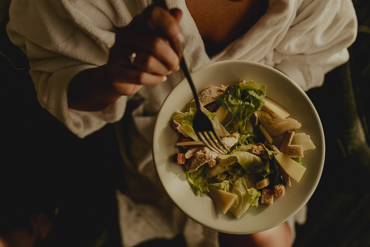 
a fotografia de casamento em sp da noiva Adriana almoçando durante o making of no Hotel Pullman vila olimpia sp