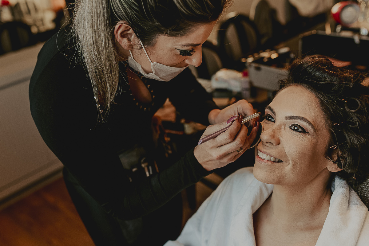 fotografia de casamento em sp a noiva junto com sua maquiadora