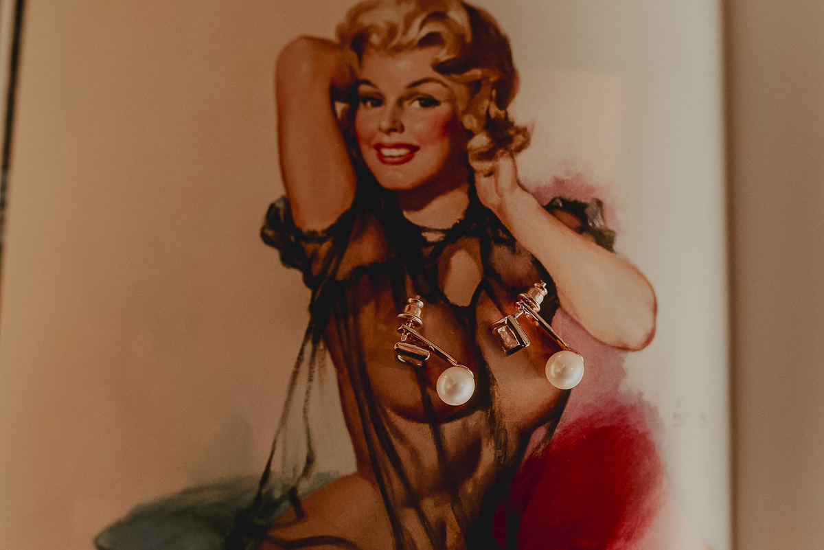 fotografia de casamento do brinco da noiva durante o making of no hotel