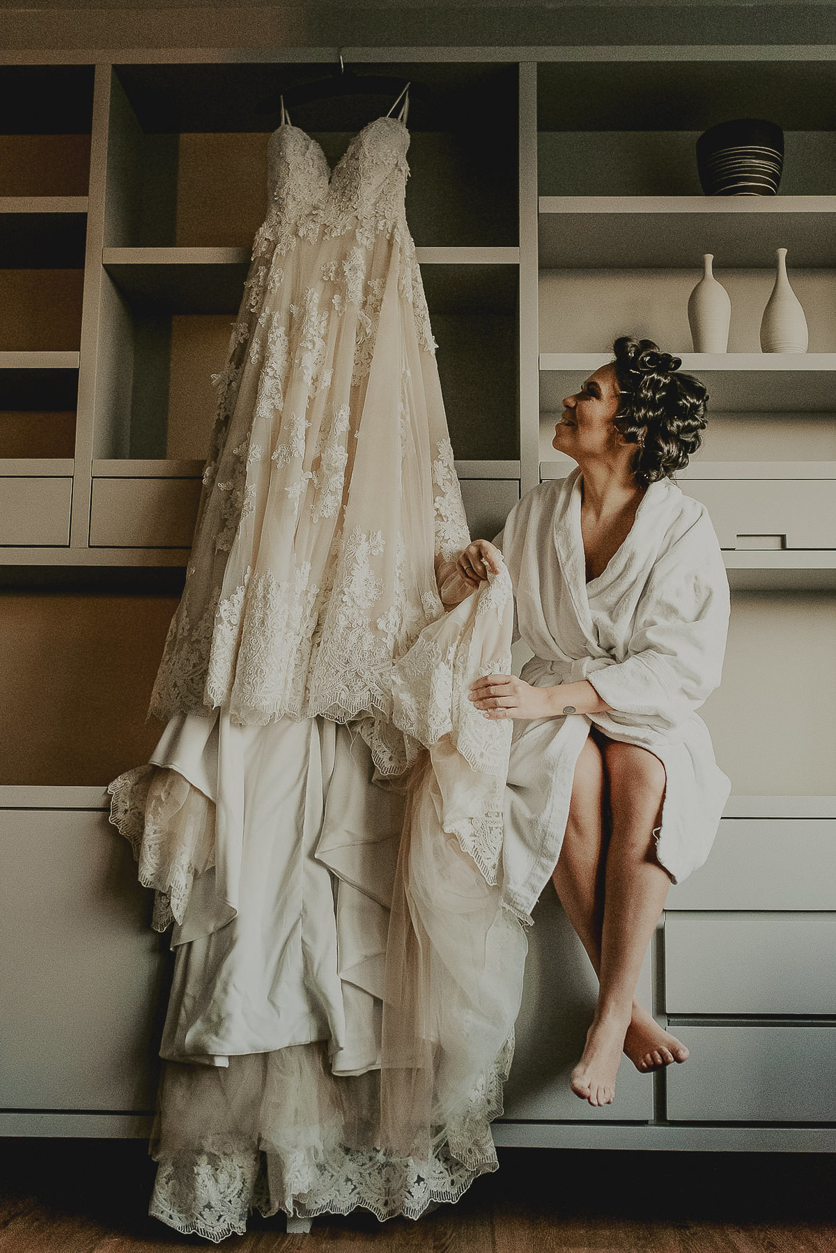 fotografia do vestido de noiva durante o making of do casamento em sp