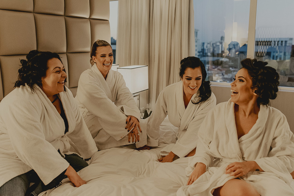 fotografia de casamento sp noiva com madrinhas fotos divertidas em sp