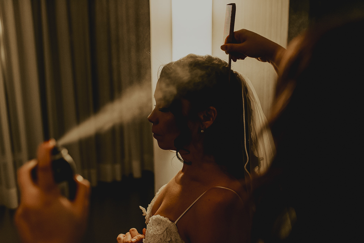 fotografo de casamento em sp penteado da noiva pronta para casamento no celeiro quintal sp