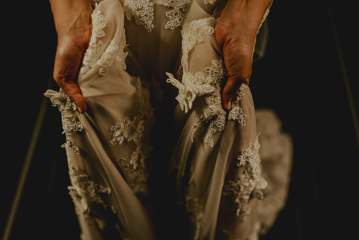 fotografia do detalhe do vestido de noiva durante casamento em sp
