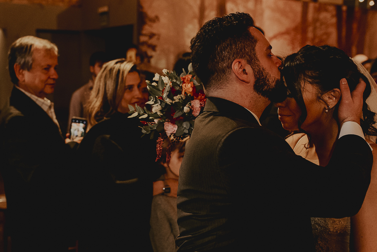 a grande chegada da noiva uma foto mais espontânea doc asal de noivos durante a cerimonia de casamento no espaço mais rustico do grupo quintal 