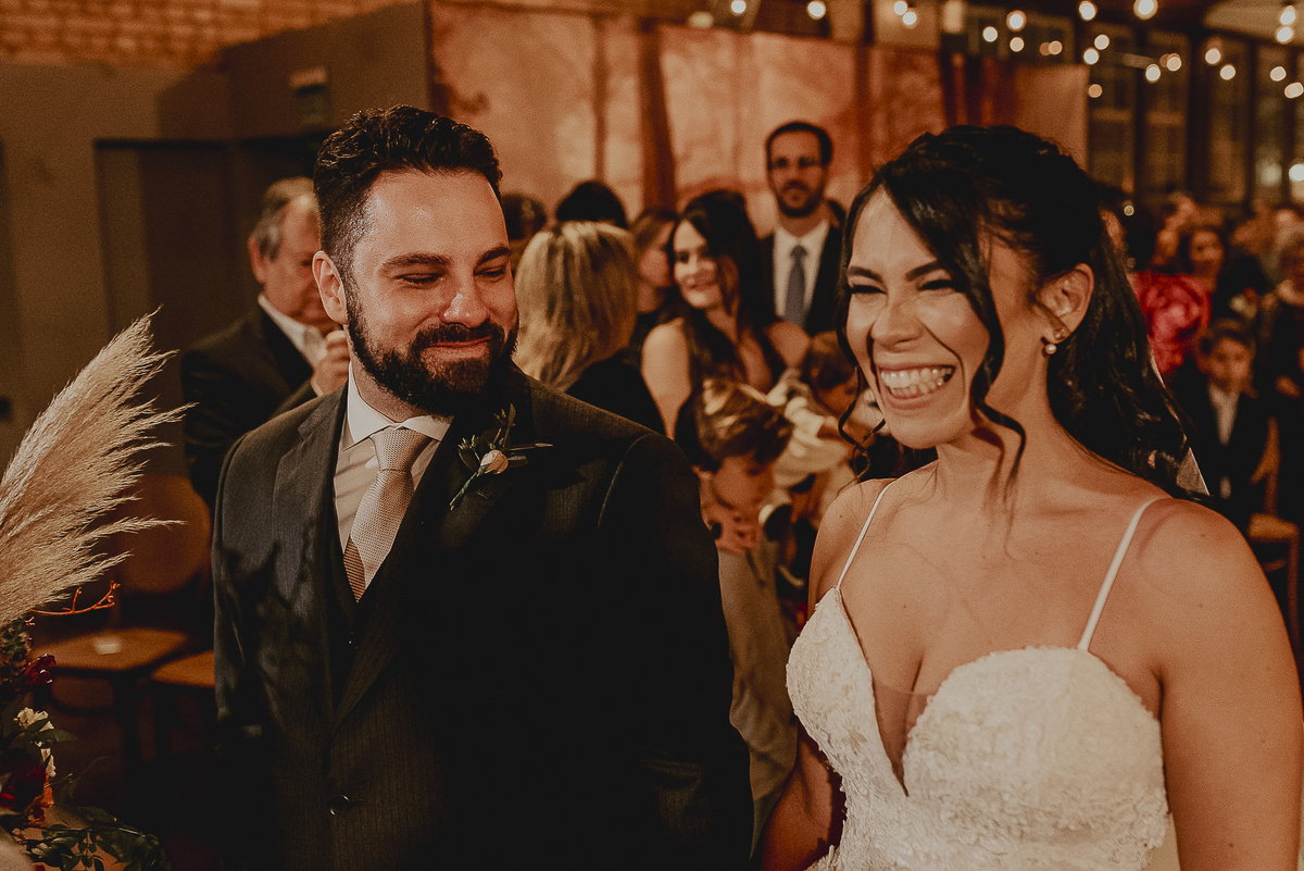 fotografia do sorriso da noiva, bem verdadeiro durante a celebração do casamento em sp 
