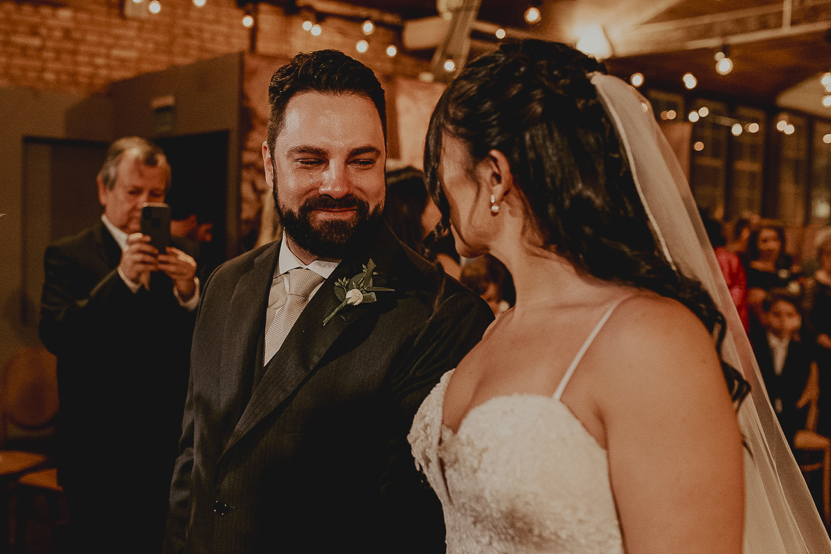 fotografia espontanea de casamento, a troca de olhares dos noivos durante a cerimonia de casamento fotografo de casamento sp