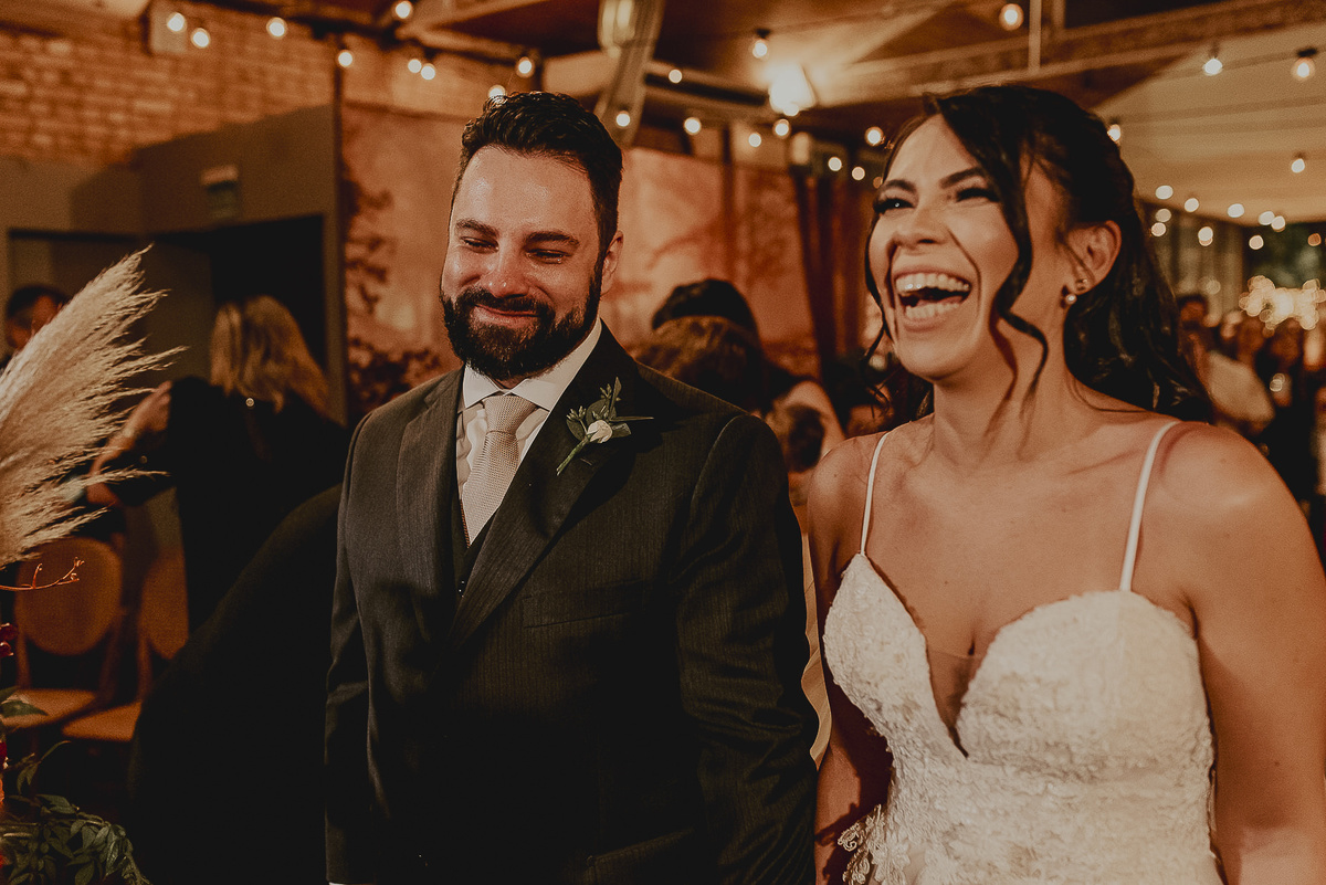 fotografo de casamento sp daniel okuyama fotografia durante as fotos mais espontaneas no casamento realizado no Celeiro Quintal em SP