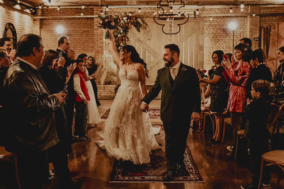 foto da saída dos noivos ao final da cerimonia fotografado pelo Daniel Okuyama no espaço de casamentos em São Paulo