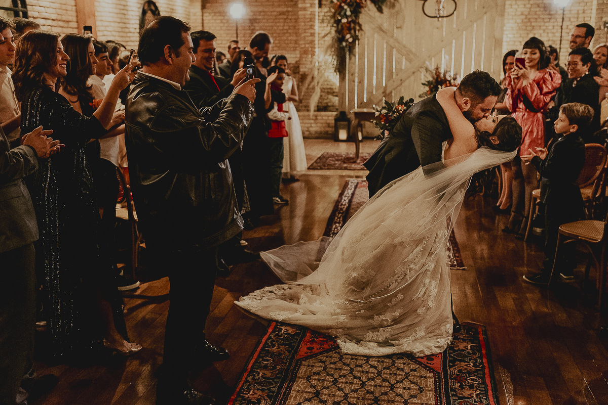 a foto clássica do beijo no casamento em sp fotografado pelo fotografo de casamentos mais premiado de sp Daniel Okuyama 