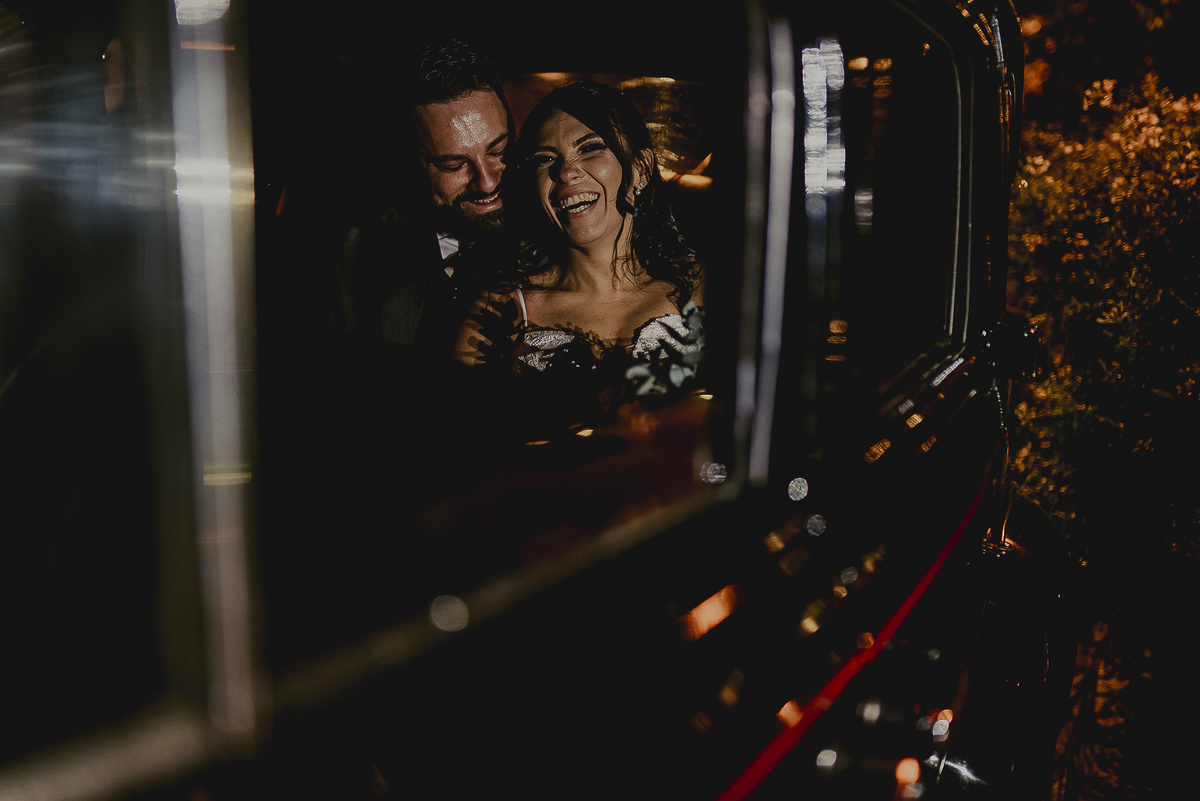 os noivos celebrando o amor logo apos o casamento no celeiro quintal em so 