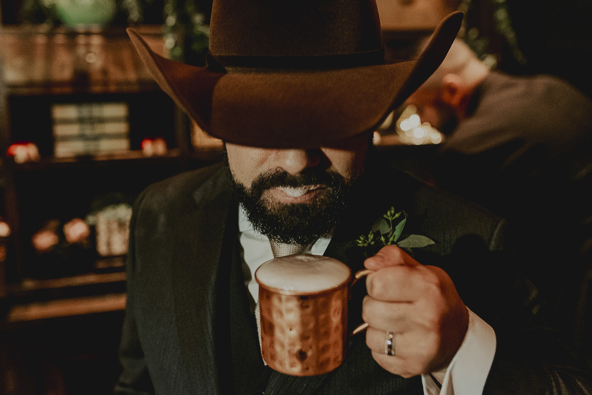 um retrato do noivo diferente mais criativo e espontâneo durante a festa do casamentos dos noivos  