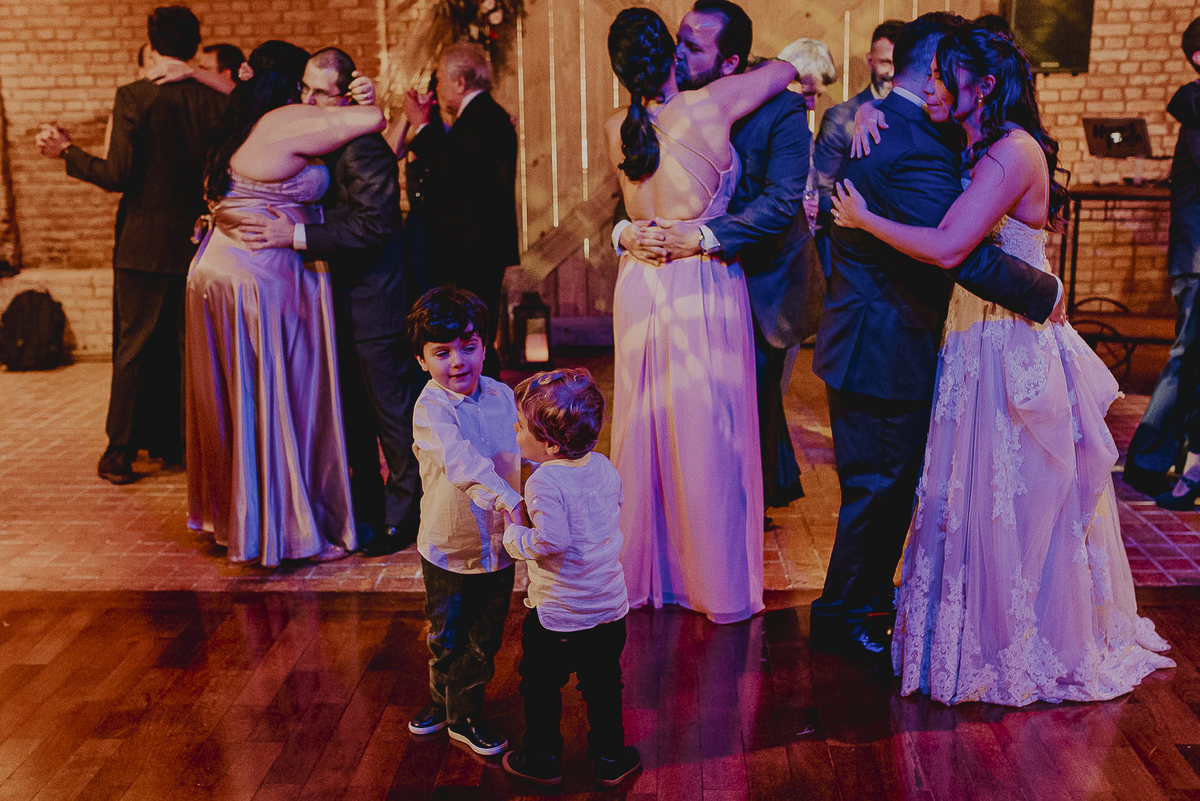 as crianças brincando no casamento registrados pelo fotografo de casamento sp