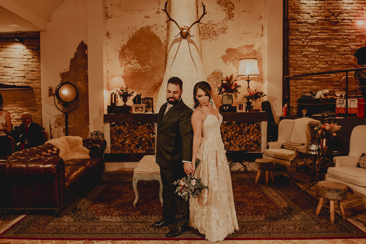 as fotos classicas como os retratos dos noivos no casamento realizados em sp durante o mesm de junho no celeiro quintal