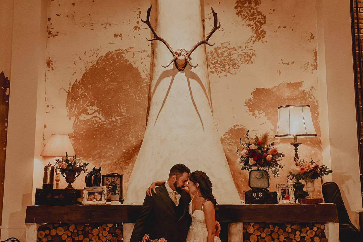 a fotografia de casamento dos noivos mais descolados durane o ensaio mais rústico na decoração do espaço do grupo quintal evento pelo Daniel Okuyama