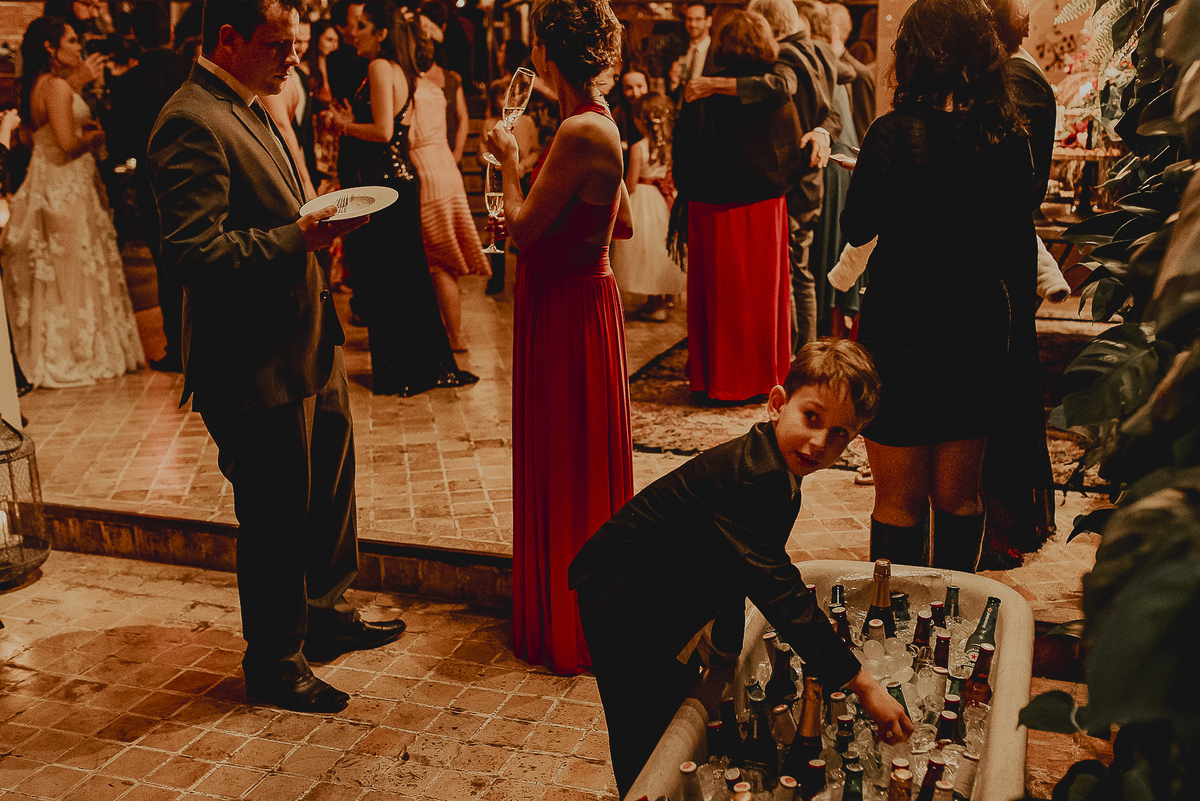 o charme do celeiro quintal e realmente essa banheira de cerveja onde os adultos podem pegar e se servir olha que inusitado o garotinho no Celeiro Quintal sp