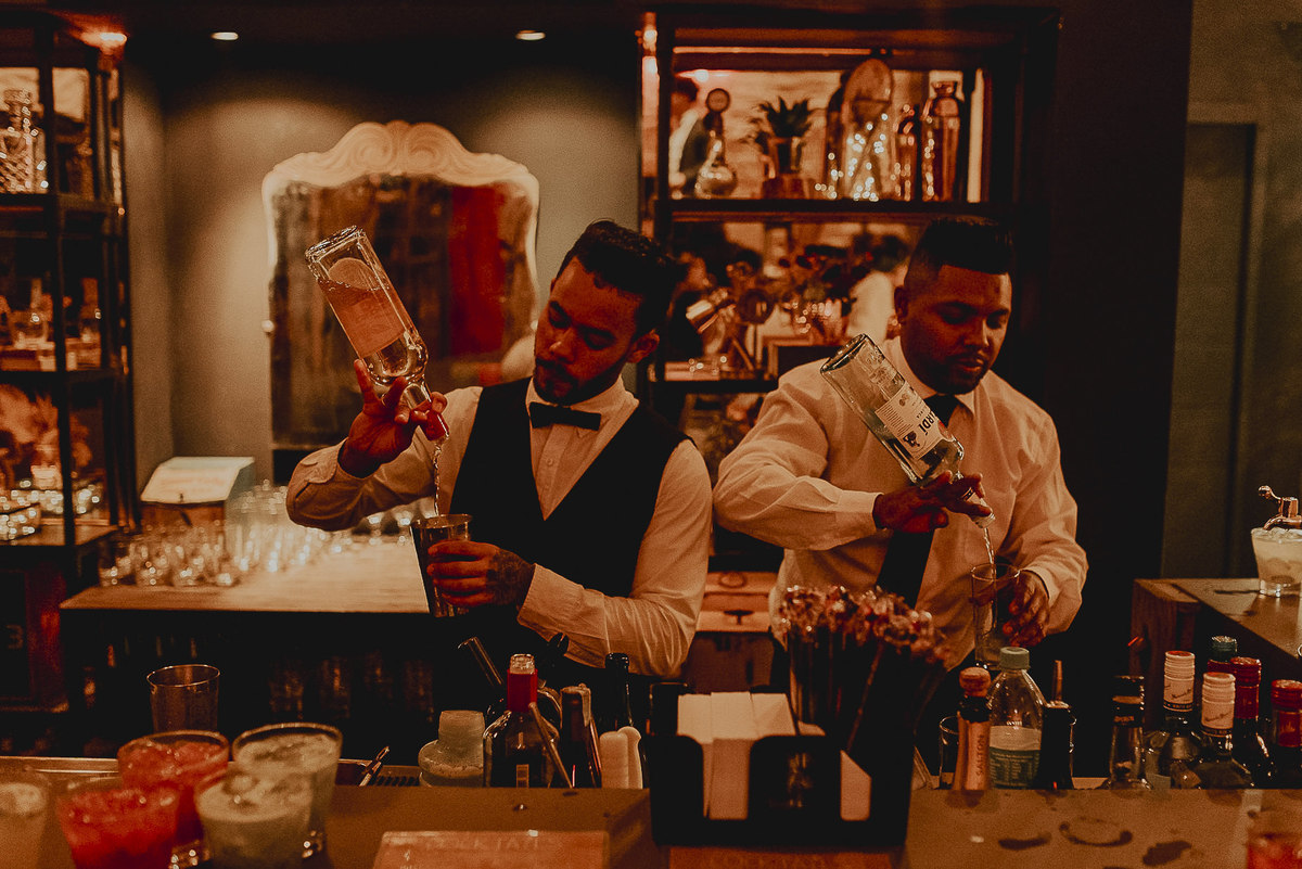 a fotografia de casamento também envolvem os parceiros durante a festa o registro espontaneo dos bartenders do espaço em São Paulo.
