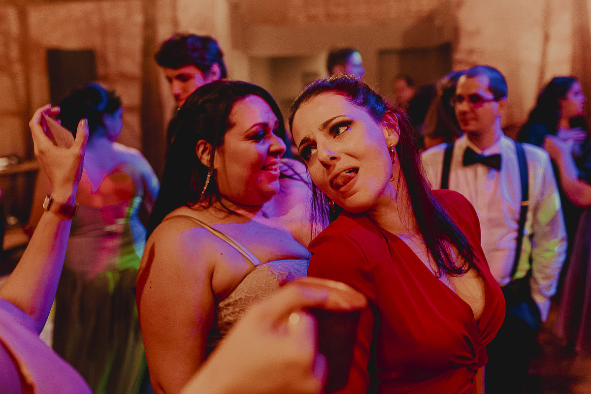 as fotos de balada sao sempre animadas e divertidas o casamento nao precisa seguir um protocolo ele pode ser diferente e animado, as fotografia de casamento ficam mais verdadeiras