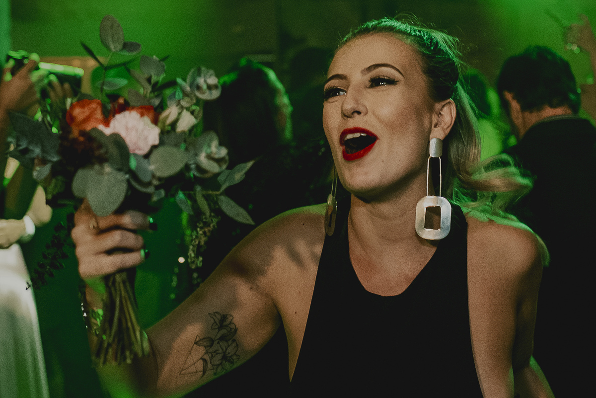 olha só a amiga noiva que pegou o buque, estava dançando muito com a noiva na pista durante a festa de casamento em sp