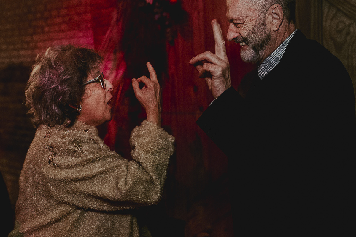 os avós dos noivos sempre tem fotos animadas e esponteneas e sao sempre lembrados com carinho e respeito por todos do casamento, uma fotografia mais verdadeira em sp com carinho dos avós
