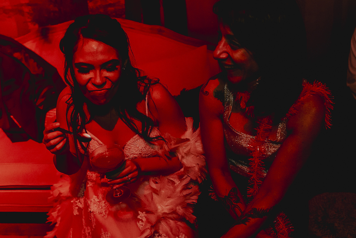 as fotografias de casamento precisam retratar as pessoas como elas sao e o que elas semtem, isso tornar a fotografia mais divertida e verdadeira e essa e a missão do trabalho 