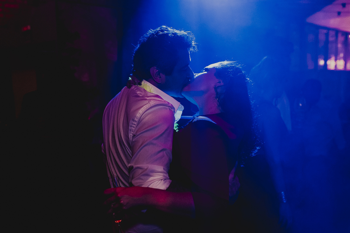 os convidados se divertindo muito na festa do casamento dando beijo e dançando com muito amor, a fotografia do casamento diferente e divertida do fotografo de casamento de sp daniel okuyama