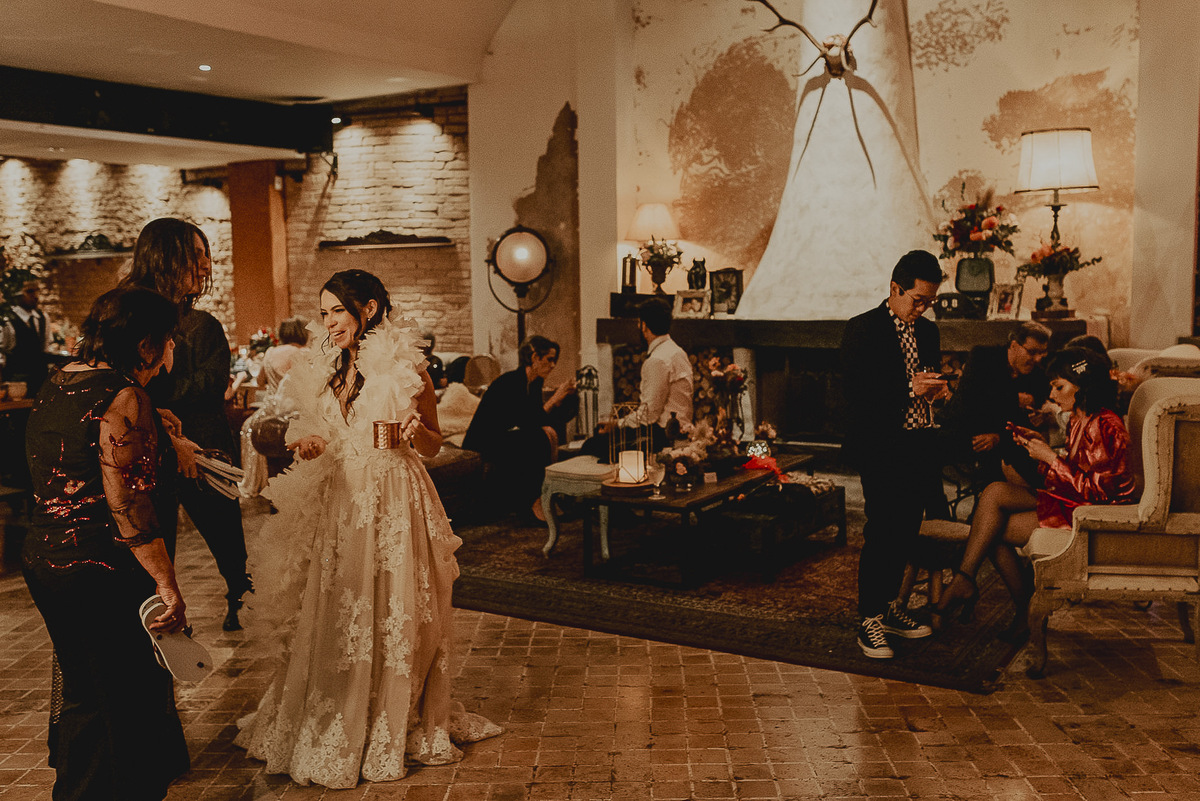 no final da festa de casamento todos os convidados ja foram embora e ficam somente os grandes amigos até o final da festa do casamento em São Paulo