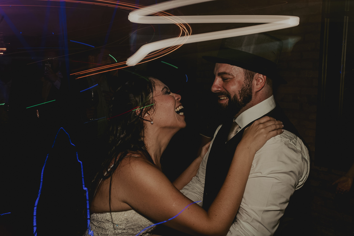 os noivos durante a festa se casamento se divertindo e dançando aproveitando ao máximo esse momento de descontração depois de casados, uma fotografia de casamento diferente e divertida com muita espontaneidade que busca a verdade nas fotos de casamento sp