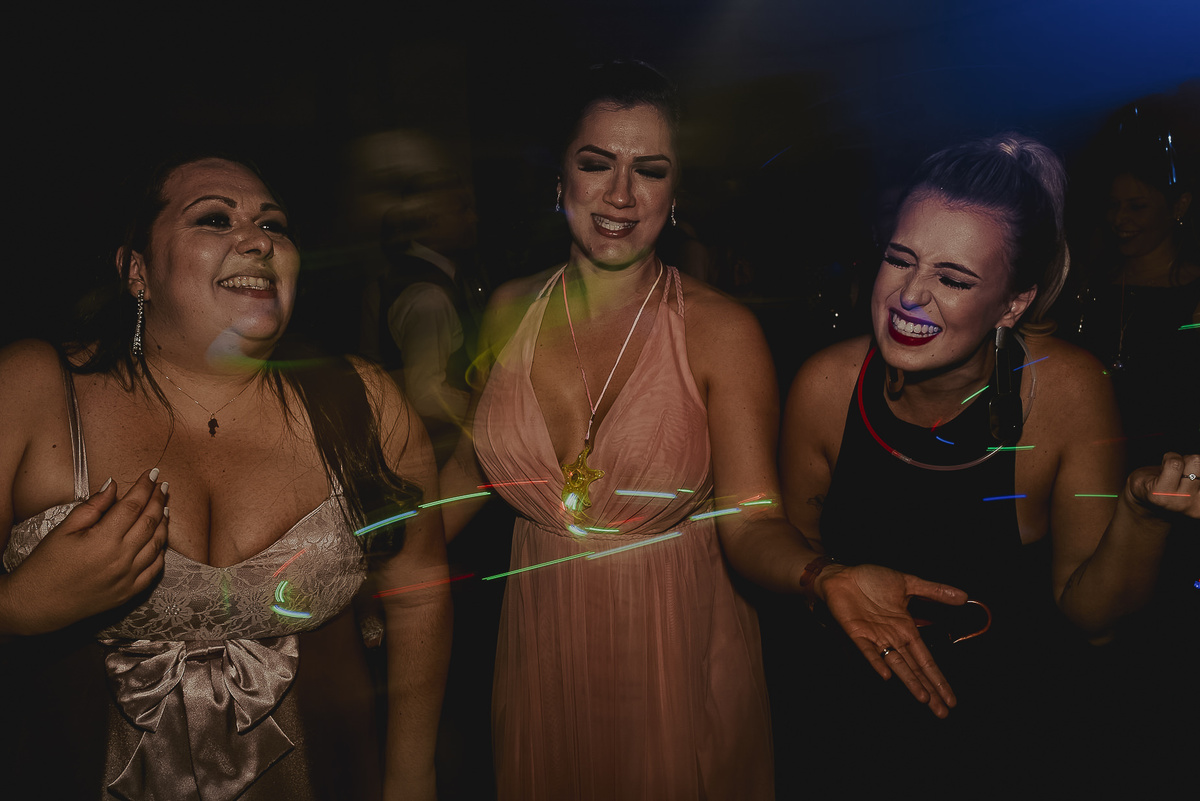 as madrinhas dancando na festa de casamento da noiva, muita diversao e que buscamos nas imagens de casamento mais diferentes