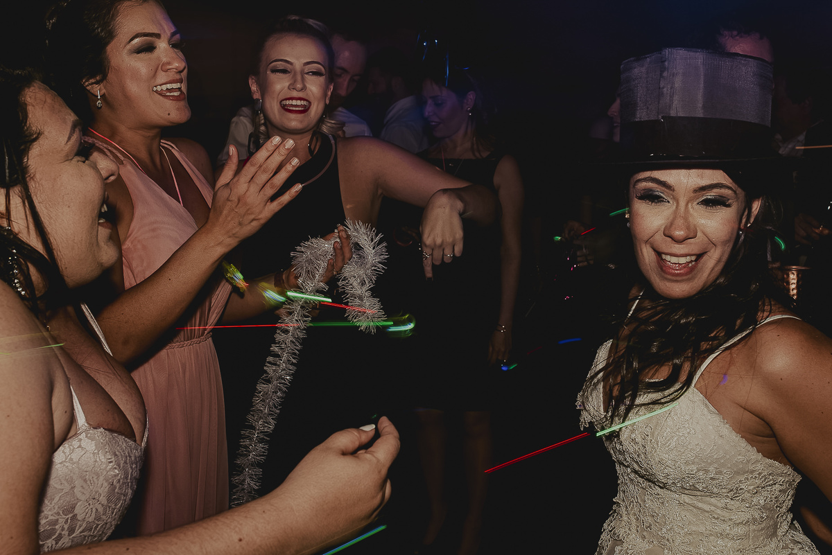 as festas de casamento sao sempre muito animadas com direito a muitas musicas diferentes para curtir no casamento. As fotos são sempre especiais