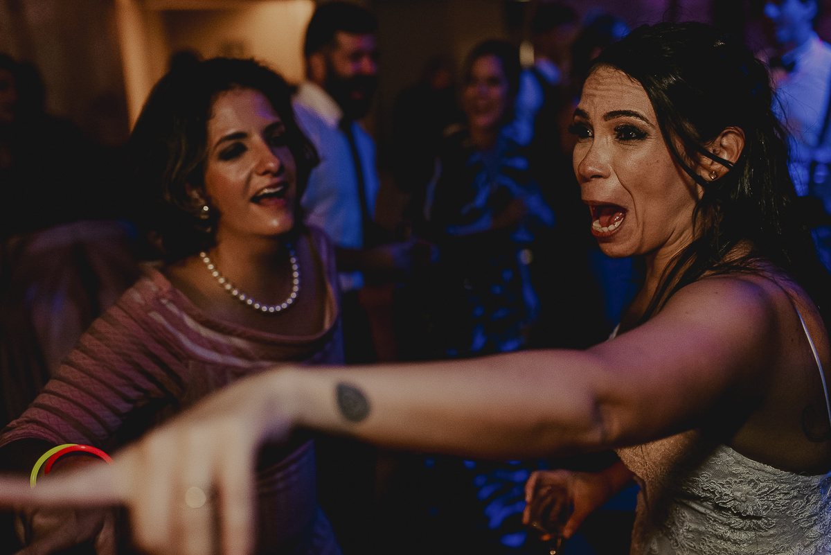 a noiva super animada no casamento que rolou a festa até altas horas, com muito amor e carinho todos estavam animados para o grande casamento no celeiro quintal em sp 