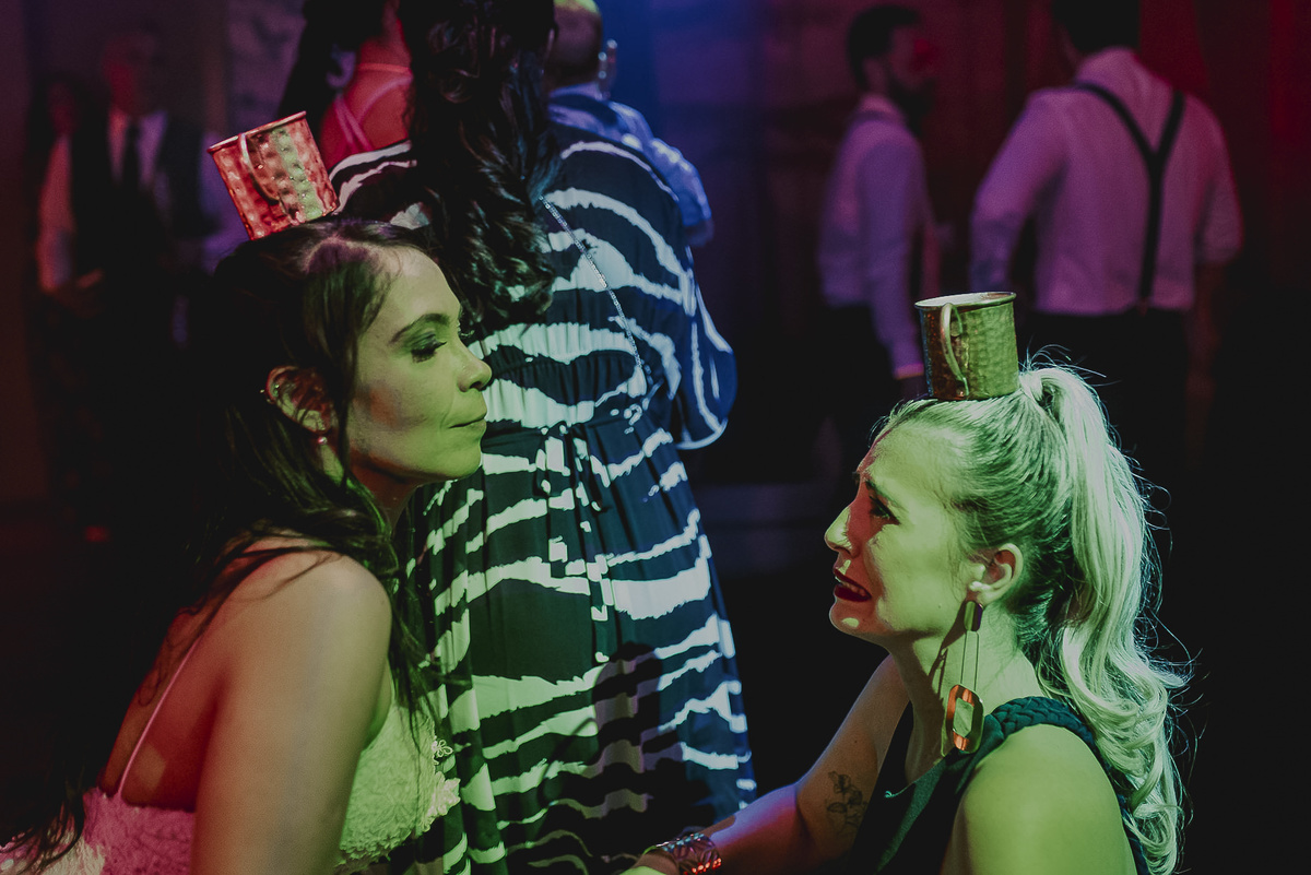 a noiva e sua amiga equilibrando um copo na cabeça, uma festa de casamento mais animada com fotografias mais divertidas e espontâneas depende muito de todos os convidados estarem felizes no casamento em sp