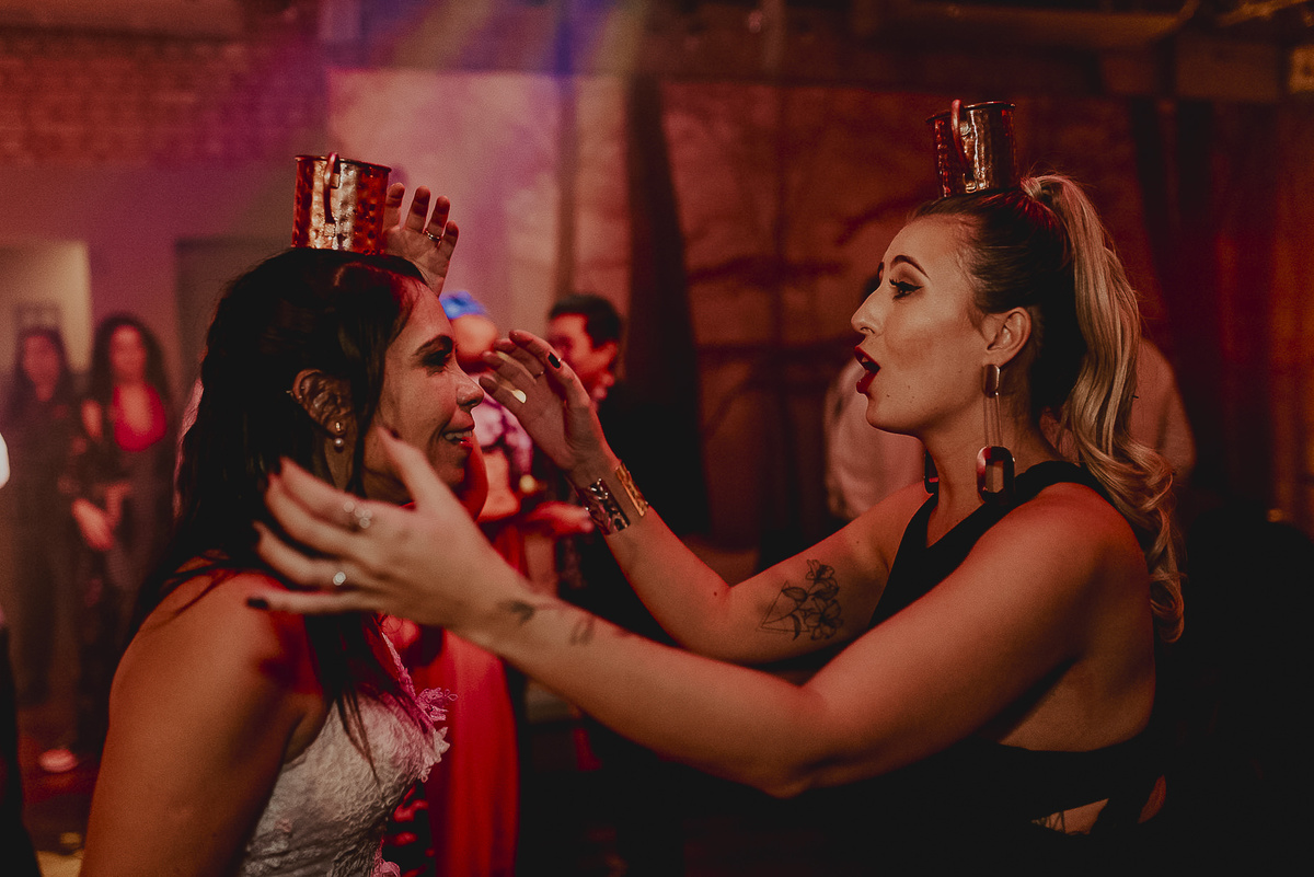 a noiva que tinha acabado de se casar se divertindo na pista de dança animada pelo dj hermes pinna no celeiro quintal em sp, durante a festa do casamento mais animado de sp 