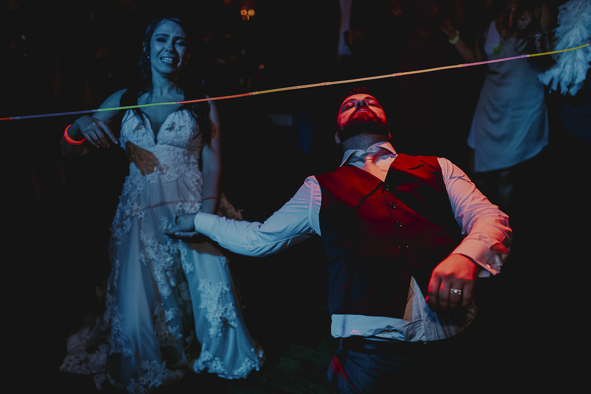 a diversão é garantida durante os casamentos no celeiro quintal as fotografias de casamento em sp ficam mais verdadeiras e ate tivemos a dançda cordinha, os noivos e todos os convidados se animam demais