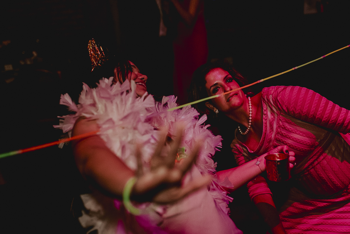 a noiva durante seu casamento com decoracao mais rustica e uma festa animada é o que todos os noivos querem, a festa estava com musica bacana e as fotos ficaram excelentes, tivemos fotos premiadas desse casamento.